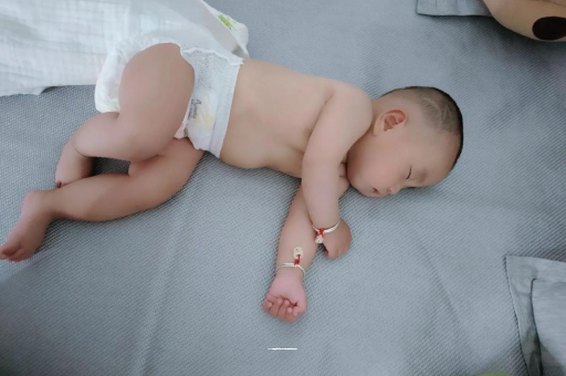 吐鲁番宝宝多久会坐